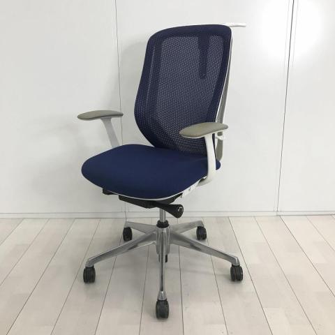 ■オカムラ(okamura)製　シルフィ(Sylphy)チェア　肘付ハイバック　背面メッシュ　■固定肘・ハンガー付き　■レバー角型　■ミディアムブルー×ホワイトシェル【弊社使用欄：A01039001】