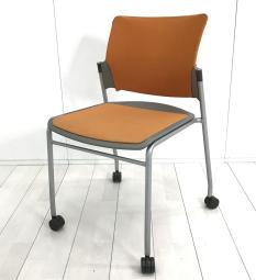 【スタイリッシュなデザインで座りやすい！】■オカムラ　フォルマシリーズ　スタッキングチェア　オレンジ　キャスター付　【Okamura　forma】
