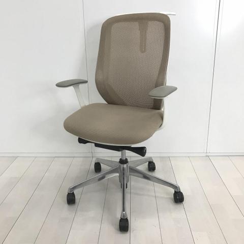 【前傾チルト機能付き！オカムラ製品で最も人気を集める高機能メッシュチェア！】■オカムラ(okamura)製　シルフィ(Sylphy)チェア　肘付ハイバック　背面メッシュ　■固定肘・ハンガー付き　■レバー角型　■ベージュ×ホワイトシェル【弊社使用欄：A01039017】