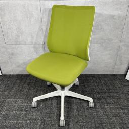 【博】【ライトカラーでオフィスを明るく彩ります！】◆オカムラ　フルーエント　ローバック　肘無　リクライニング　博多　天神　オフィスバスターズ　中古　九州最大級《オフィスバスターズ福岡博多店は、福岡を拠点として、日本全国へ中古オフィス用品・オフィス家具を提供しております》※サテライトは商談スペースのみの為、在庫は福岡の在庫を掲載しております。商品につきましてはお電話にてお問い合わせください