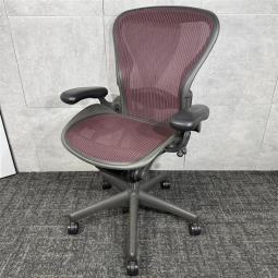 【人気チェアがお買い得です！★肘置き裏と脚の一部にスレ・剥がれありのため特価★】ハーマンミラー製　アーロンチェア（スタンダードタイプ）　メッシュ　在宅　自宅　ゲーム　海外製　椅子　リラックス　中古家具　中古オフィス　九州最大級《オフィスバスターズ福岡博多店は、福岡を拠点として、日本全国へ中古オフィス用品・オフィス家具を提供しております》