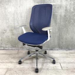 【前傾チルト機能付き!オカムラ製品で最も人気を集める高機能メッシュチェア!】■オカムラ(okamura)製 シルフィ(Sylphy)チェア 肘付ハイバック 背面メッシュ ■固定肘・ハンガー付き ■レバー丸型 ■ミディアムブルー×ホワイトシェル【弊社使用欄:A01039002】【ID】