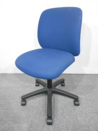 【残り8脚限り！人気のローコストチェア！】イトーキ製　ボニートシリーズ　ブルー　ブラックフレーム　肘無　ローバック　中古家具　九州最大級《オフィスバスターズ福岡博多店は、福岡を拠点として、日本全国へ中古オフィス用品・オフィス家具を提供しております》