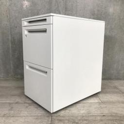 【6台入荷】【フリーアドレスの必須品!収納とワークスペースの拡張にオススメ!】■オカムラ(okamura)製 アドバンス(ADVANCE)シリーズ 3段ワゴン フリアド用 ■高さ:650mm ■シリンダー錠 ■ホワイト