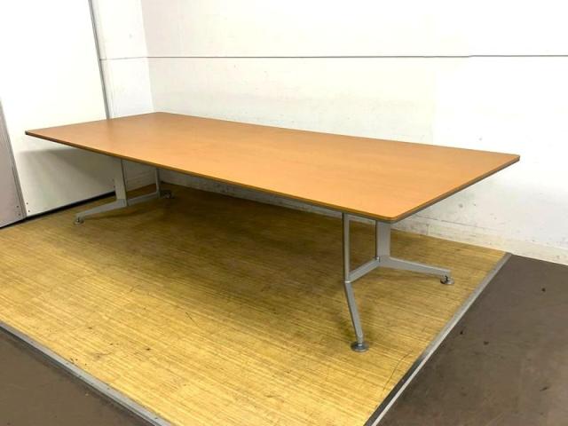 【在庫入替セール】【1台限定】コクヨ（KOKUYO）　大型会議用テーブル　WT-300　配線無し　天板カラー：ミディアム　濃い目の木目で重厚感を演出　W3200×D1200の8名推奨サイズ