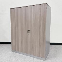 【令和トレンドカラー書庫！】■オカムラ（okamura）製　レクトラインシリーズ　両開きローキャビネット　■正面：木目/側面：シルバー/天板：木目　■シリンダー錠【2601】弊社使用欄【A01055815】