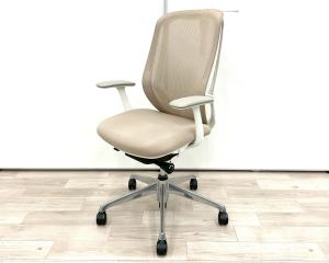 【前傾チルト機能付き！オカムラ製品で最も人気を集める高機能メッシュチェア！】■オカムラ(okamura)製　シルフィ(Sylphy)チェア　肘付ハイバック　背面メッシュ　■固定肘・ハンガー付き　■レバー角型　■ベージュ×ホワイトシェル【弊社使用欄：A01039017】【ID】