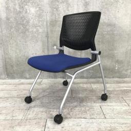 【A00995947】【スリット構造のシェルがワーカーを軽やかに受け止める！】■オカムラ（okamura）製　グラータ (Grata)　肘無しミーティングチェア　ネスティングチェア　■背パッドなし　■ナイロンキャスター　■ブルー × ブラックシェル【IB】