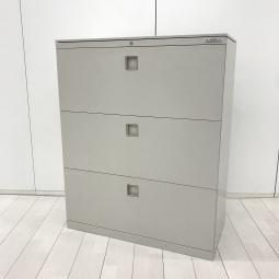 【オフィスの必需品！大容量の三段キャビネット！】■オカムラ（okamura）
■3段ラテラル　ローキャビネット　W900×D450㎜　 ■天板付き　■シリンダー鍵　【HU】【関東倉庫在庫品】【弊社使用欄：A01045930】