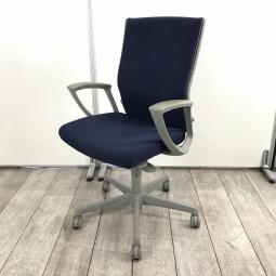 【長時間のデスクワークもランバーが快適にサポート！背中全体をサポートするハイバックタイプ！】■オカムラ（okamura）製　エスクード（ESCUDO）チェア　肘付ハイバック　■サークル肘　■ダークブルー×グレーシェル【2601】弊社使用欄【A01053635】