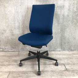 【納得の座り心地！魔法のように売れ続けている定番のオフィスチェア！】■コクヨ（KOKUYO）製　ウィザード3（wizard3）チェア　肘無ハイバック　■ランバーサポート・ハンガー付　■プルシアンブルー×ホワイトシェル×ブラック脚【2512】弊社使用欄【A01049377】