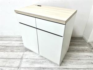 【定価約15万円】【ホワイトのボディにナチュラルな天板がおしゃれなキッチンキャビネット！】■オカムラ　アルトピアッツァ　■キッチンキャビネット　■引き出し・両開き　■コンセントユニット付