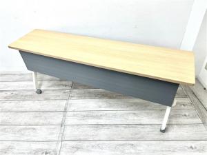 【定価約8万円】【コンパクトに収納可能なサイドスタックテーブル！キャスター付き】■オカムラ(okamura)製　フラプター(FLAPTOR)シリーズ　 サイドスタックテーブル　会議用テーブル　■W1500×D600㎜　■天板：ナチュラル　■幕板・キャスター付