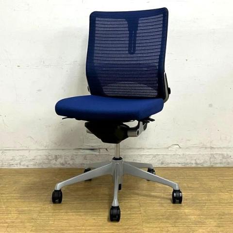 【在庫入替セール】オカムラ　コーラル　肘無しミドルバック　メッシュタイプ　張地：ミディアムブルー　シルバーフレーム　ランバーサポート＆コートハンガー付き