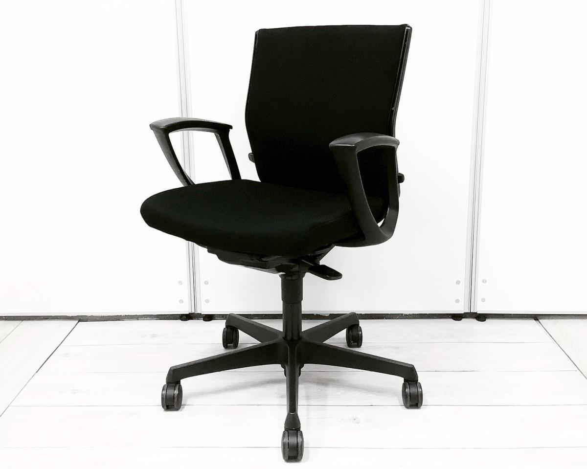 ワークチェア アームレスト付 デザインアーム ブラックボディ オススメ(おすすめ) 大人気 ・Okamura/オカムラ ・ESCUDO/エスクード
                        エスクード
                                    中古
            