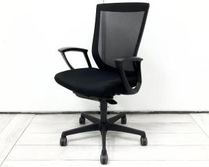 【からだにフィットする立体的なカーブのメッシュ！スタンダードクラスで人気上位のワーキングチェア！】■オカムラ(okamura)製　エスクード(ESCUDO)チェア　肘付きハイバック　背面メッシュ　固定肘　■色：ブラック　【弊社使用欄：A01052330】
