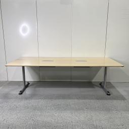 【配線孔付のミーテイングテーブル!6~8人用の会議に最適!】■コクヨ(KOKUYO)製 アリーナ/Tシリーズ ミーティングテーブル 会議用 W2400×D1050㎜ ■配線ダクト付 ■天板:木目ナチュラル/T字脚:シルバー 【T字脚のためデザイン性も人気!】