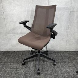 【落ち着いたブラウンカラーでオフィスやご自宅にも！】◆イトーキ製　アクト　肘付　メッシュ　オフィス　ブラウン　中古家具　九州最大級《オフィスバスターズ福岡博多店は、福岡を拠点として、日本全国へ中古オフィス用品・オフィス家具を提供しております》