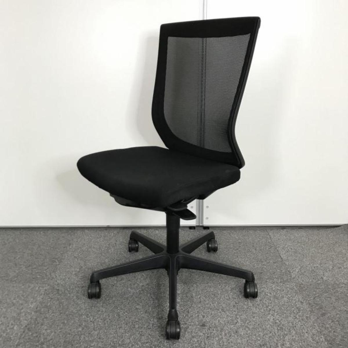 【在庫入れ替え】【からだにフィットする立体的なカーブのメッシュ！スタンダードクラスで人気上位のワーキングチェア！】■オカムラ(okamura)製　エスクード(ESCUDO)チェア　肘無ハイバック　背面メッシュ　■ブラック　オフィスバスターズ　神戸店
【T1】
                        エスクードメッシュ
                                    中古
            