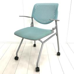 【ポップなデザインでコミュニケーションも活性化！】■オカムラ　ルナチェア　肘付　セージ　■フレキシブルに使える！便利なネスティングチェア！【Okamura　Runa】