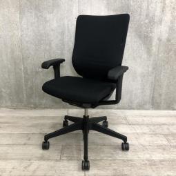 ■イトーキ(ITOKI)製　■エピオス(Epios)チェア　■肘付き/可動肘　■ハイバック　■クロスバックタイプ　■ブラック（black）　■オススメ/人気/定番商品　【AD】