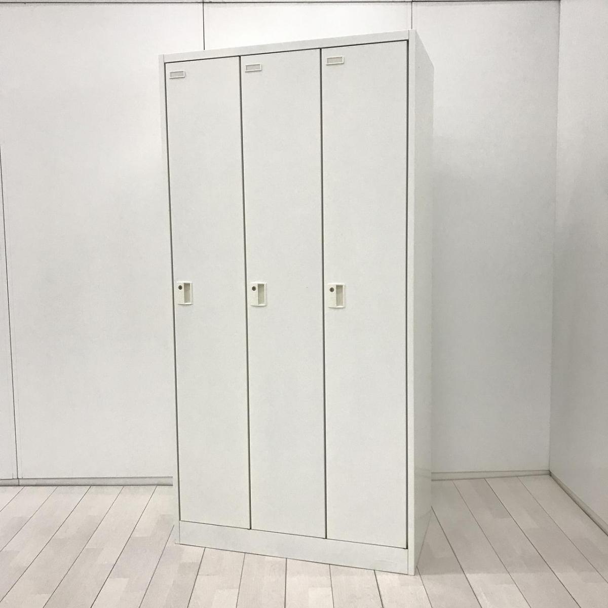 【衣類や貴重品の管理に便利な縦型3人用ロッカー！】■オカムラ（okamura）製　FZロッカー　3人用更衣ロッカー　■シリンダー錠　■ホワイト　※側面穴あき・穴周り凹凸あり
                        FZタイプ
                                    中古
            