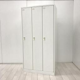 【衣類や貴重品の管理に便利な縦型3人用ロッカー！】■オカムラ（okamura）製　FZロッカー　3人用更衣ロッカー　■シリンダー錠　■ホワイト　※側面穴あき・穴周り凹凸あり