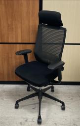 【どんな空間にも調和するデザインと最上級の操作性！　人気のブラックカラーメッシュチェア！】■オカムラ(okamura)製　コーラル(Choral)チェア　エクストラハイバック　背面メッシュ　■ブラック　■可動肘　■ランバーサポート付　■ヘッドレスト付