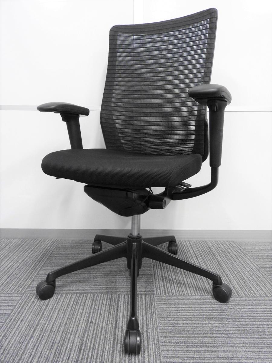 【どんな空間にも調和するデザインと最上級の操作性！　人気のブラックカラーメッシュチェア！】■オカムラ(okamura)製　コーラル(Choral)チェア　肘付ハイバック　背面メッシュ　■ブラック　■可動肘
                        コーラルチェア
                                    中古
            