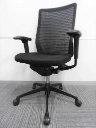 【どんな空間にも調和するデザインと最上級の操作性！　人気のブラックカラーメッシュチェア！】■オカムラ(okamura)製　コーラル(Choral)チェア　肘付ハイバック　背面メッシュ　■ブラック　■可動肘