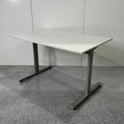 【スタンダードなデザインであらゆる空間にフィット！】■イトーキ(ITOKI)製　オリゴ(origo)シリーズ　ミーティングテーブル　会議用　W1200×D750㎜　■天板：木目ホワイト/T字脚：シルバー