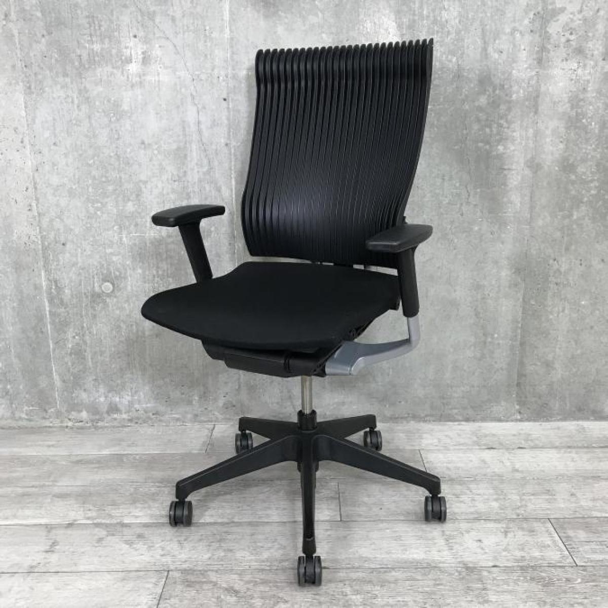 【独創的なフォルムでデザインと快適性の融合を実現！】■イトーキ(ITOKI)製　スピーナ(Spina)チェア　肘付ハイバック　■ブラック　■エラストマータイプ　■可動肘
                        スピーナチェア（エラストマー）
                                    中古
            