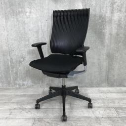 【独創的なフォルムでデザインと快適性の融合を実現！】■イトーキ(ITOKI)製　スピーナ(Spina)チェア　肘付ハイバック　■ブラック　■エラストマータイプ　■可動肘