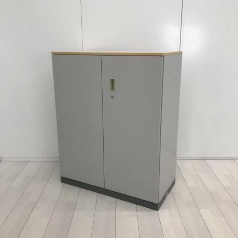 【A4ファイルも3段分収納可能!】■内田洋行(UCHIDA )製 SU-Ⅱシリーズ 両開き書庫 腰高サイズ W900×D450×H1130mm ■ナチュラルカラーの天板付き! ■ニューグレー オフィスバスターズ 神戸・三宮店
