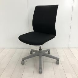 【ワークスタイルにフィットする、座る人を選ばないマルチパーパスシーティング！】■オカムラ(okamura)製　オムネス(omnes)チェア　肘無　ローバック　クッションタイプ　■ブラック ×ホワイトシェル　オフィスバスターズ　神戸店