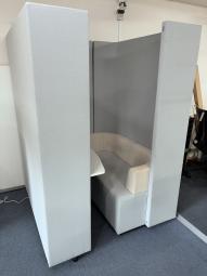 【商談、ミーティングをオシャレに快適に行えるブースセット！】■コクヨ（KOKUYO）製　ブラケッツシリーズ（Brackets）　集中ワークブース　1人用パーテーションブース　■ソファ/テーブル　■ライトブルー