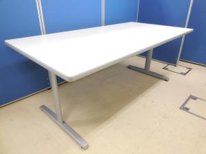 オカムラ製のミーティングテーブル【8177シリーズ/ホワイト】が入荷しました！
＊良品を格安で！「オフィスバスターズ福岡南店」は、福岡を拠点として、全国へ中古オフィス用品・オフィス家具を提供しております。/