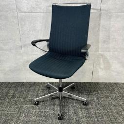 【執務室や会議室にもピッタリ！スタイリッシュチェア！】◆オカムラ　モード　ブラック（チャコールグレーに近い色味）　中古家具　九州最大級　《オフィスバスターズ福岡博多店は、福岡を拠点として、日本全国へ中古オフィス用品・オフィス家具を提供しております》