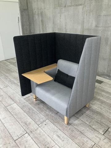 【仕事の合間にリフレッシュしつつ、2口コンセント付きで快適にワークも行える1人用ソファーワークブース!】■コクヨ(KOKUYO)製 インターバル(Interval) 集中ワークブース ■テーブル付 ■色 ダークグレー×ライトグレー 【ABW商材】【関東倉庫在庫品】【弊社使用欄:A01056193】