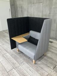 【仕事の合間にリフレッシュしつつ、2口コンセント付きで快適にワークも行える1人用ソファーワークブース！】■コクヨ（KOKUYO）製　インターバル（Interval）　集中ワークブース　■テーブル付　■色　ダークグレー×ライトグレー  【ABW商材】【関東倉庫在庫品】【弊社使用欄：A01056193】