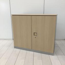 【オフィスの書類をスッキリ整理！取っ手がどの方向からでも開くマルチハンドルが人気の書庫シリーズ！】■オカムラ（okamura）製　レクトラインシリーズ　両開き書庫　ローキャビネット　■ベース付　■シリンダー鍵　■木目ナチュラル天板付き【HU】【関東倉庫在庫品】【弊社使用欄：A01053709】