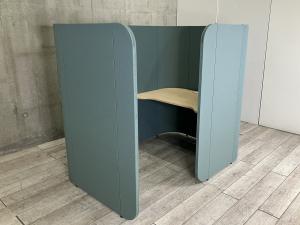 【集中しやすいセミクローズスペース！作業に最適な空間を生み出します！】■イトーキ(ITOKI)製　アドサイト(ADDSITE)シリーズ　四方パネルタイプ　1人用　フォーカスブース　■W1850×D1250×H1570mm　■配線口　■ブルー/テーブル天板：木目ナチュラル【ABW商材】【関東倉庫在庫品】【弊社使用欄：A01051603】