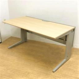 フリースタンディングデスク　オカムラ　プロユニット　平机　ナチュラル天板（MK37）/Ｌ字脚　　W1400のゆったりサイズ　幕板付き　スタイリッシュなデザインに定評あり