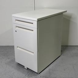 【デスクの拡張に！作業スペースと収納力を兼ね備えた便利アイテム！3段タイプの脇机！】■ウチダ(UCHIDA)製　スカエナ(SCAENA)シリーズ　3段脇机　H700㎜　■ホワイト　■シリンダー錠