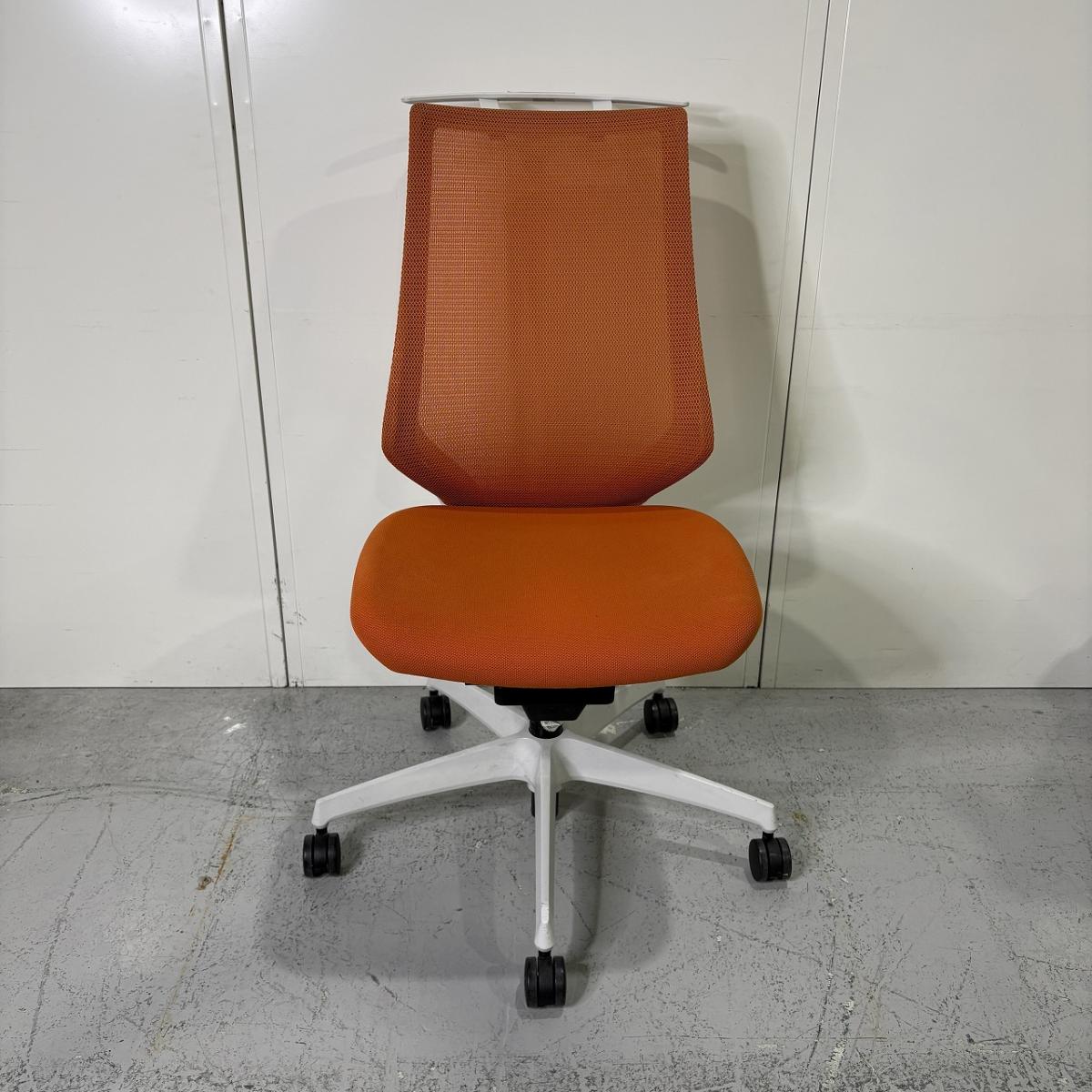 【様々な体系や姿勢にも柔軟にフィット！心地よい座り心地とスタイリッシュなデザインが人気】■コクヨ(KOKUYO)製　デュオラ(Duora)チェア　肘無ハイバック　背面メッシュ　■ハンガー付　■タンジェリンオレンジ×ホワイトシェル
                        デュオラ メッシュ
                                    中古
            