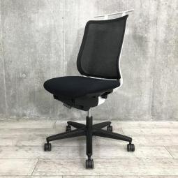 【シンプルなデザインと快適な座り心地を誇る人気チェア！通気性の良いメッシュ仕様！テレワークにも最適！】■コクヨ(KOKUYO)製　 ミトラ(Mitra)チェア　肘無ローバック　背面メッシュ　■ハンガー付　■ブラック×ホワイトシェル×ブラック脚