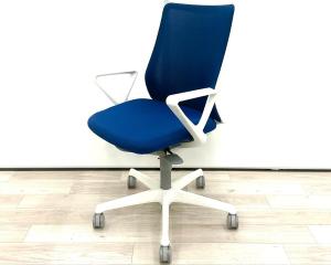 ■オカムラ(okamura)製　■フルーエント(Fluent)チェア　■肘付き/サークル肘　■ローバック　■背面メッシュ　■固定肘　■ミディアムブルー×ホワイトシェル【弊社使用欄：A01044087 K】【ID】