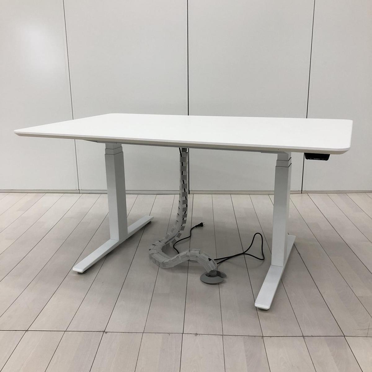 【電動で高さ調整可能・立ち姿勢を取り入れた新しいワークスタイルへ！】■オカムラ(okamura)製　スイフト(Swift)シリーズ　電動昇降デスク　昇降テーブル　平机　■W1500×D900×H700～1250㎜　■ホワイト
                        スイフトテーブル
                                    中古
            