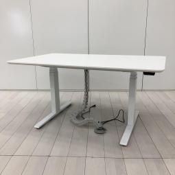 【電動で高さ調整可能・立ち姿勢を取り入れた新しいワークスタイルへ！】■オカムラ(okamura)製　スイフト(Swift)シリーズ　電動昇降デスク　昇降テーブル　平机　■W1500×D900×H700～1250㎜　■ホワイト