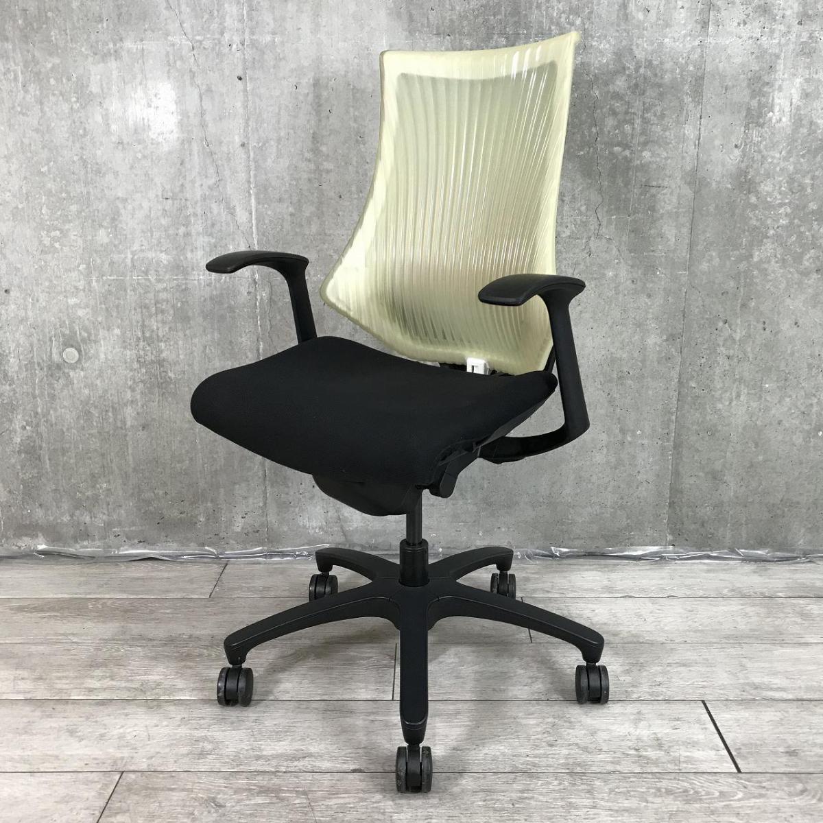 【三次元フォルムが腰にフィット！】希少なエラストマータイプ！
■イトーキ製　エフチェア　肘付　ブラック　ハイバック　■姿勢の変化にフレキシブルに対応！
                        エフクロス
                                    中古
            